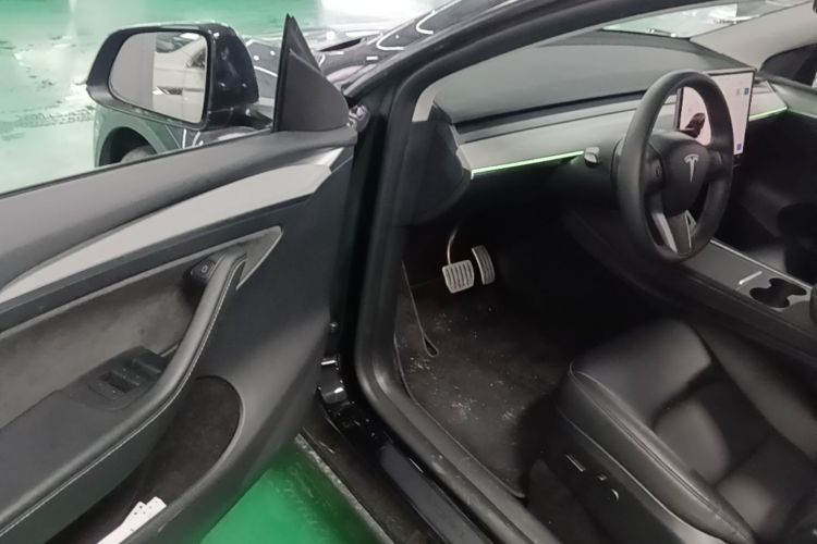 Tesla Model Y 2023 car image #16