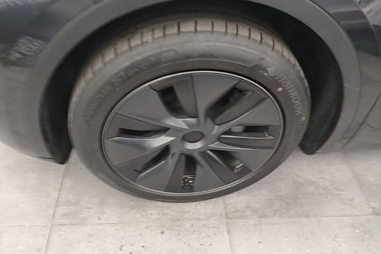 Tesla Model Y 2024 car image #9