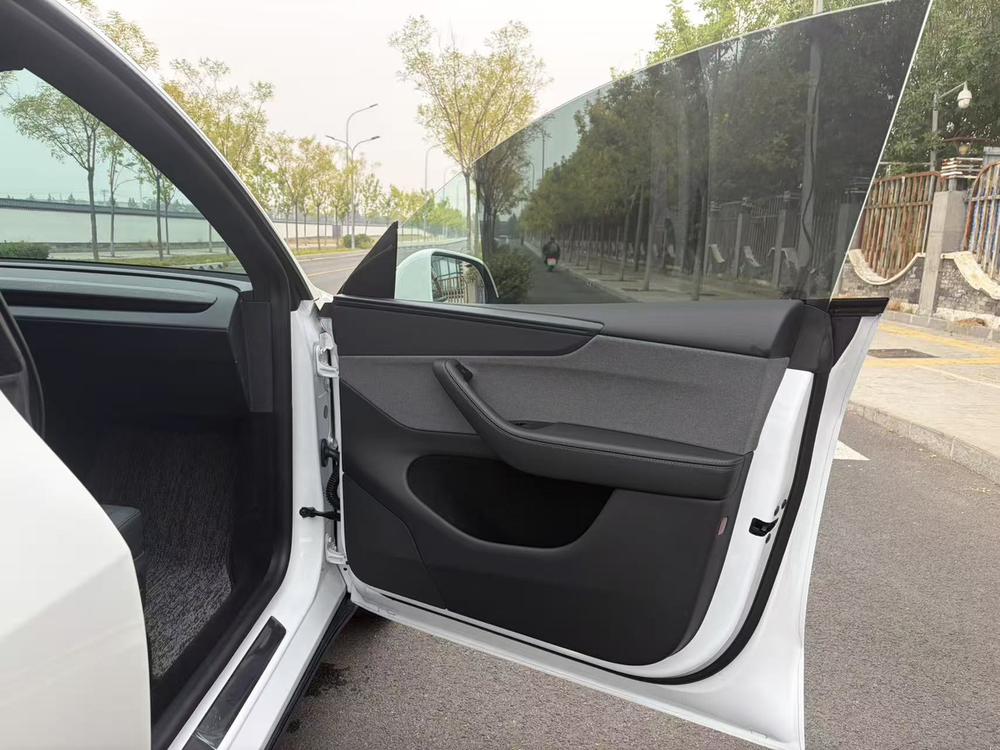 Tesla Model Y 2026 #21 Tesla Model Y 2026 صورة سيارة #21