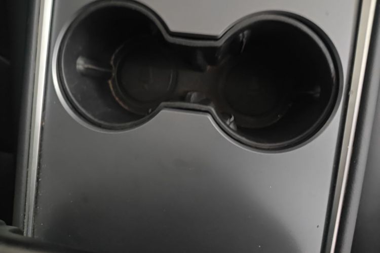 Tesla Model Y 2022 car image #9