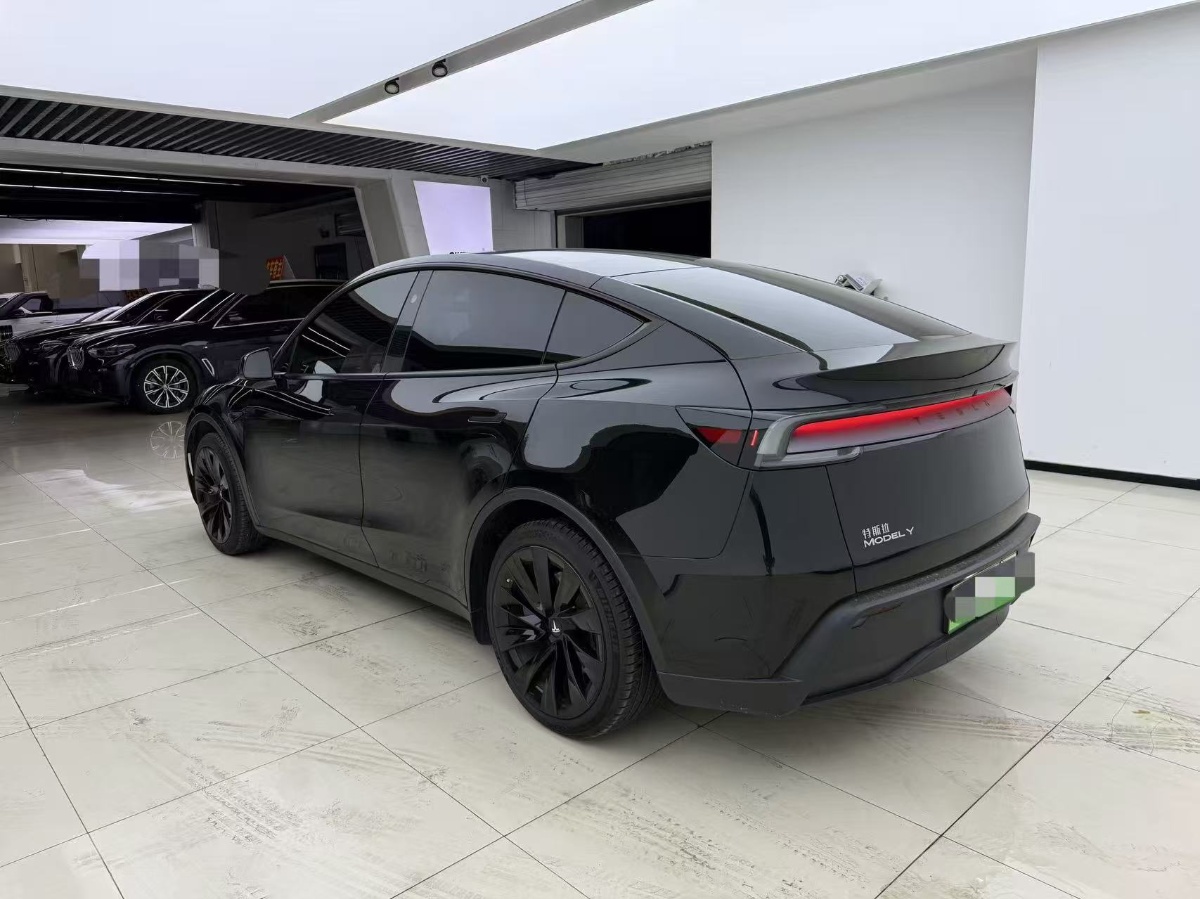 Tesla Model Y 2025 #7 Tesla Model Y 2025 car image #7