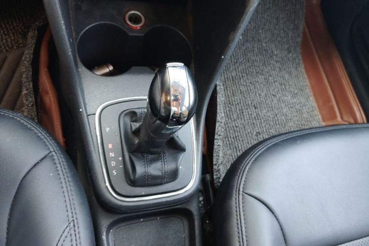 Volkswagen Polo 2015 car image #14