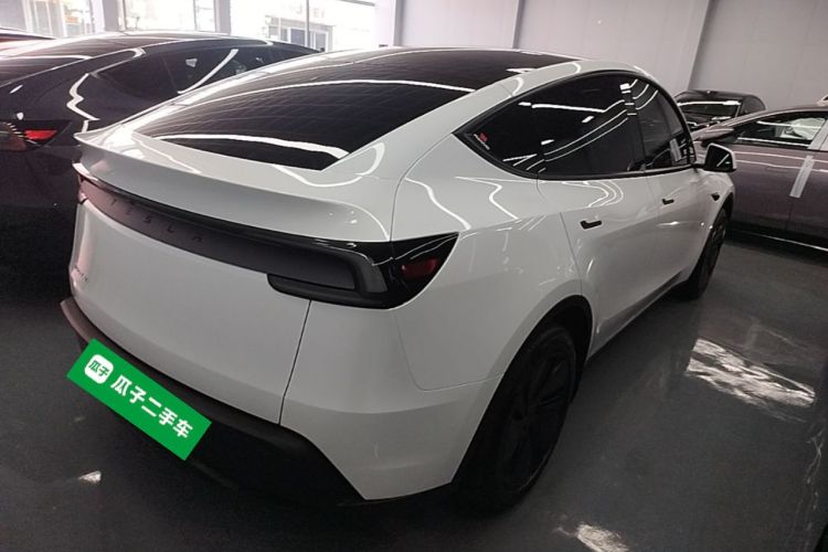 Tesla Model Y 2025 #7 Tesla Model Y 2025 car image #7