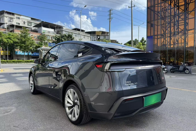 Tesla Model Y 2025 car image #9