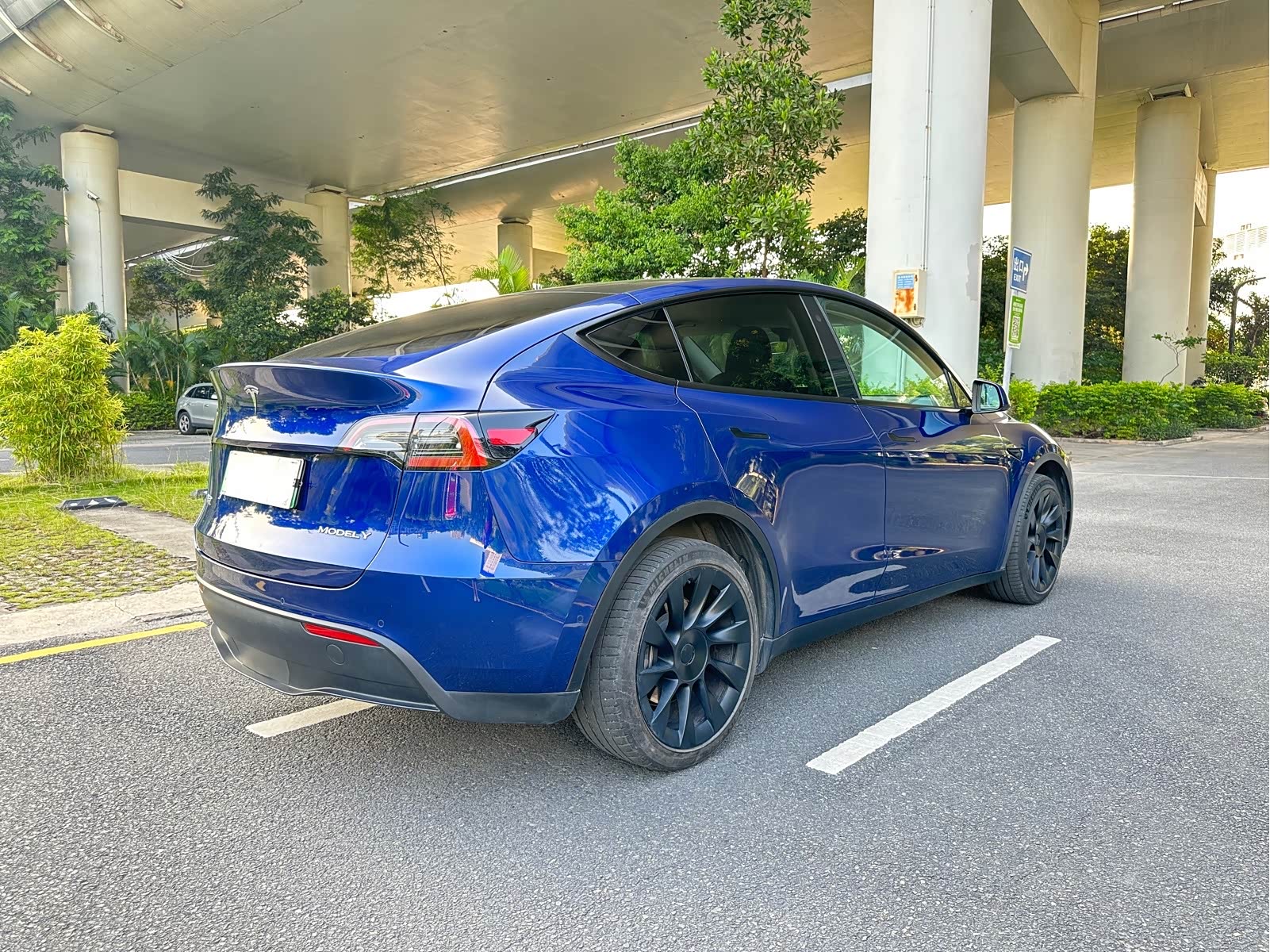 Tesla Model Y 2023 #5 Tesla Model Y 2023 car image #5