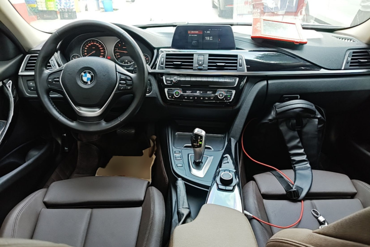 BMW 3 Series 2018 car image #10