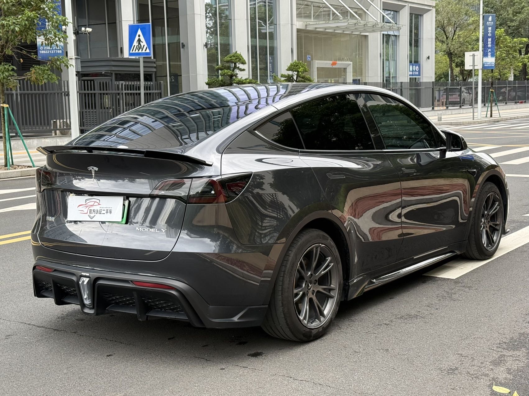 Tesla Model Y 2024 #6 Tesla Model Y 2024 car image #6