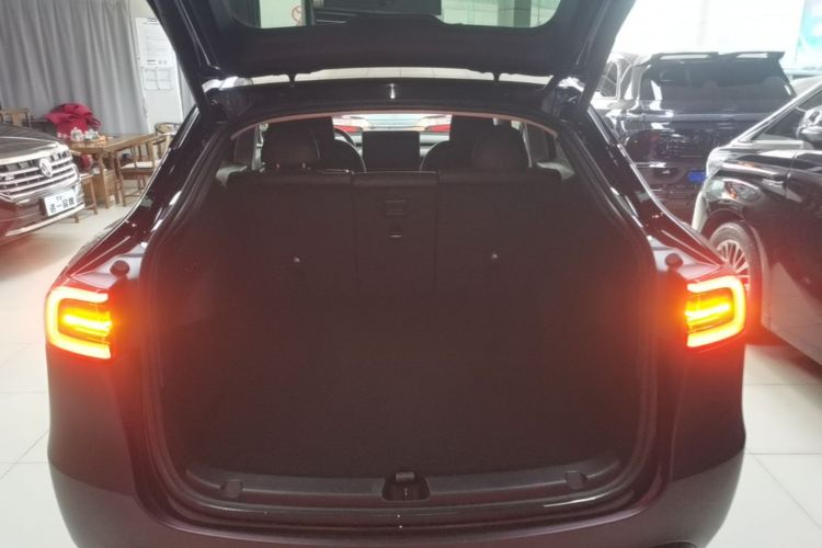 Tesla Model Y 2023 car image #19