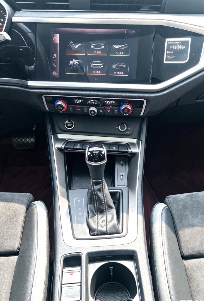 Audi Q3 2021 car image #4