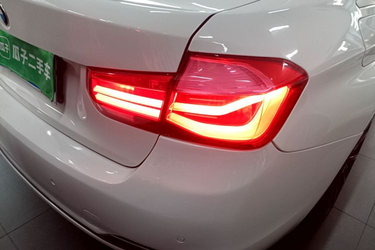 BMW 3 Series 2018 car image #8