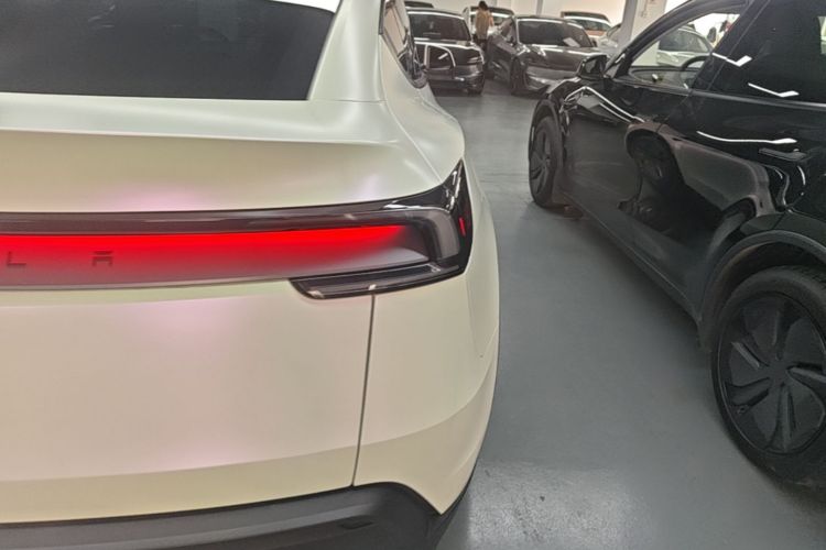Tesla Model Y 2025 #8 Tesla Model Y 2025 car image #8