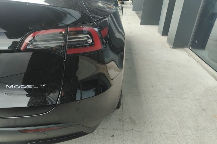 Tesla Model Y 2023 immagine di auto #8