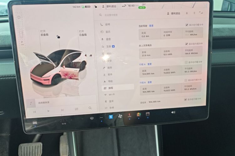 Tesla Model Y 2025 car image #16