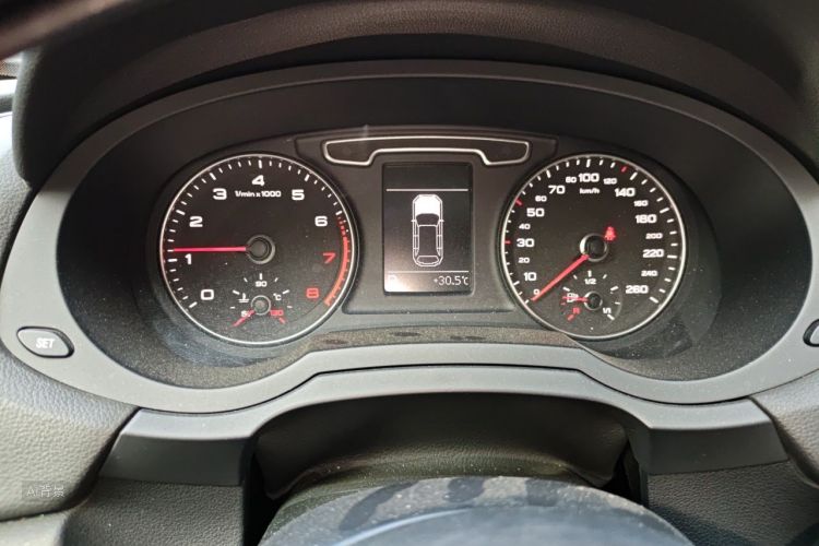 Audi Q3 2015 car image #13