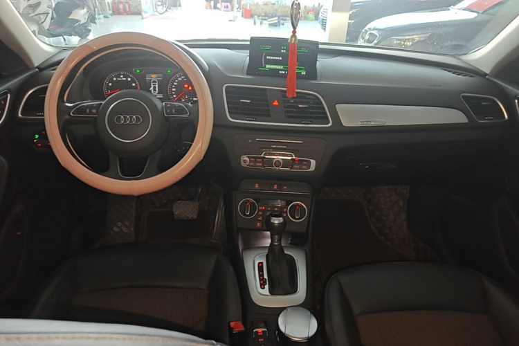 Audi Q3 2019 car image #10