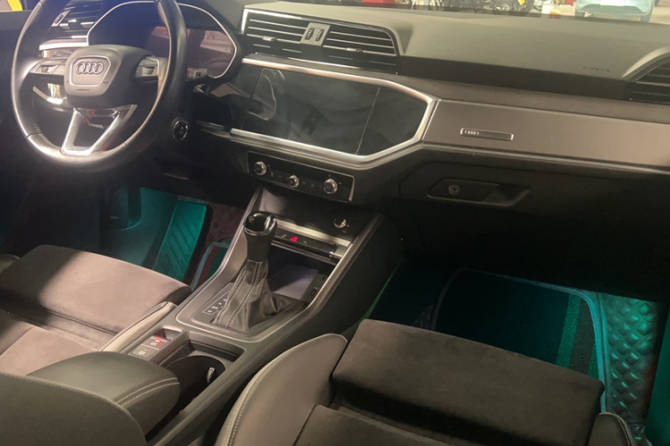 Audi Q3 2020 car image #9