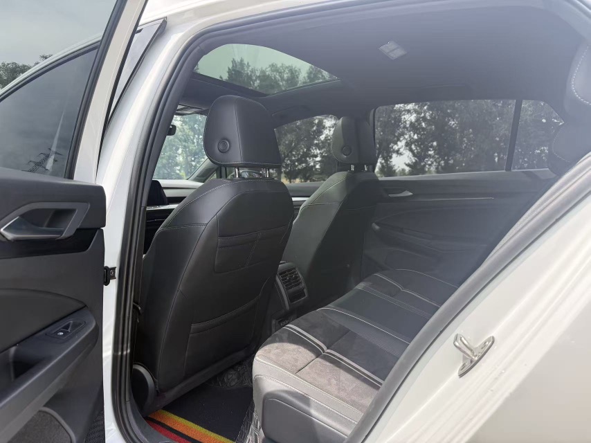 Volkswagen Golf 2023 car image #8