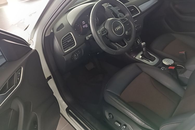Audi Q3 2018 car image #18