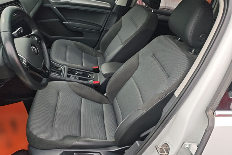 Volkswagen Golf 2020 car image #19