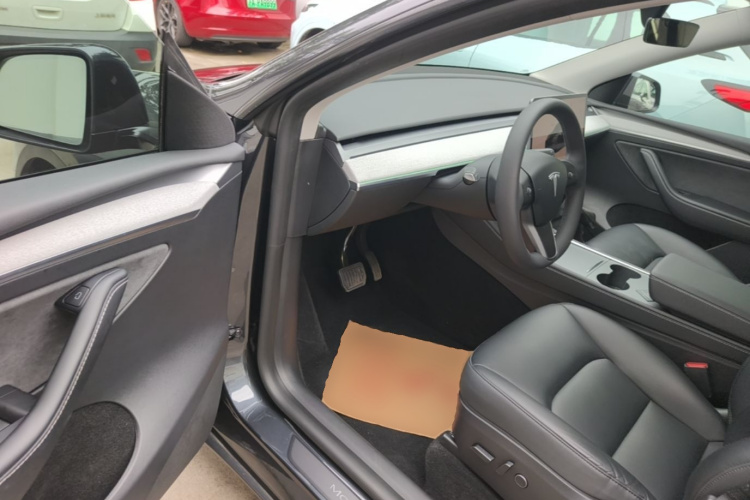 Tesla Model Y 2024 car image #16