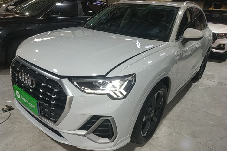 Audi Q3 2022 car image #2