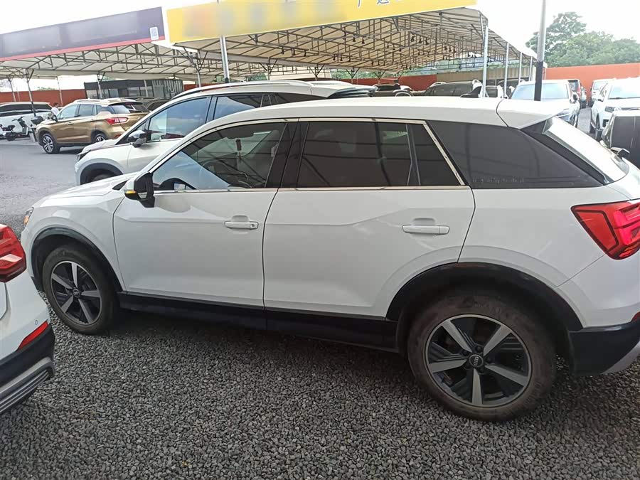 Audi Q2L e-tron 2021 صورة سيارة #6