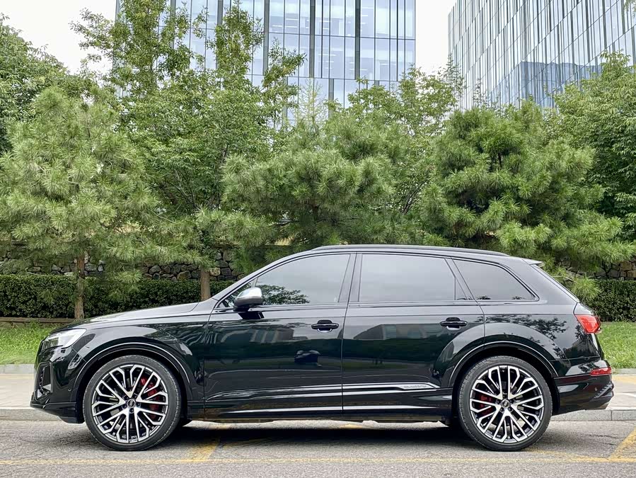 Audi SQ7 2025 car image #6