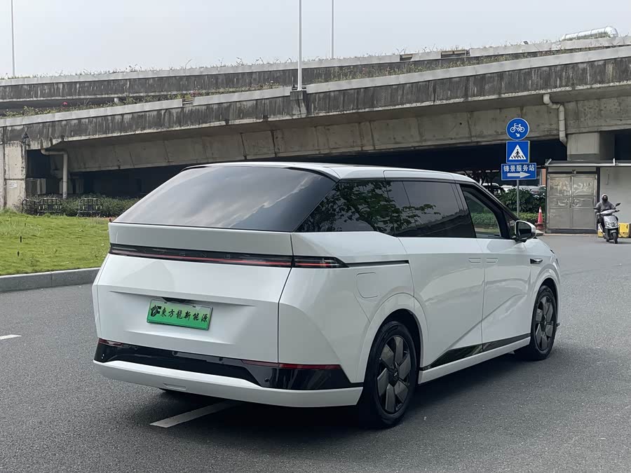 Xpeng X9 2024 صورة سيارة #6