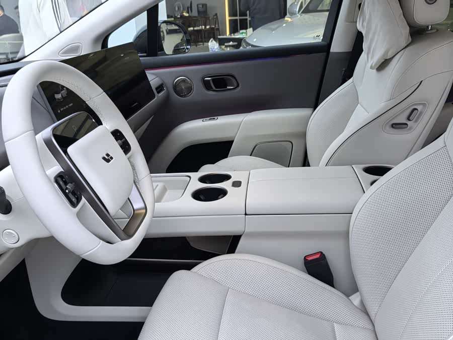 Li i8 2025 image de voiture #6