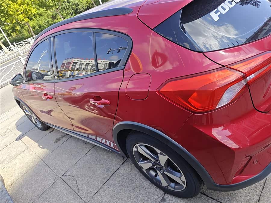 Ford Focus Active 2019 car image #6