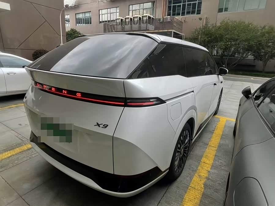 Xpeng X9 2025 صورة سيارة #6
