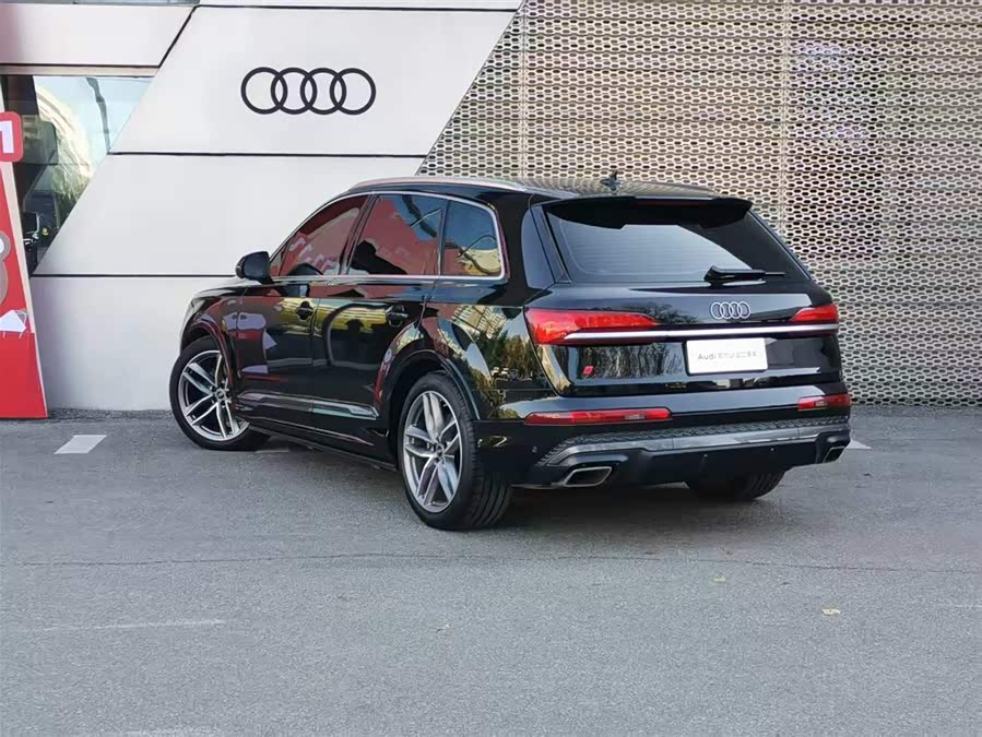 Audi Q7 2024 صورة سيارة #6