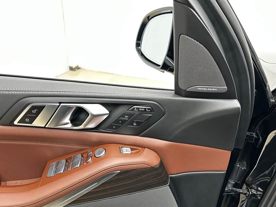 BMW X7 2023 car image #6