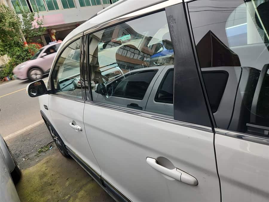 Forthing SX6 2016 car image #6