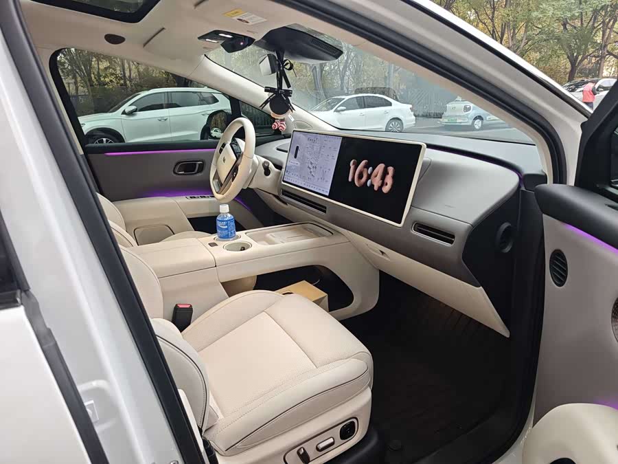 Li i8 2025 image de voiture #6