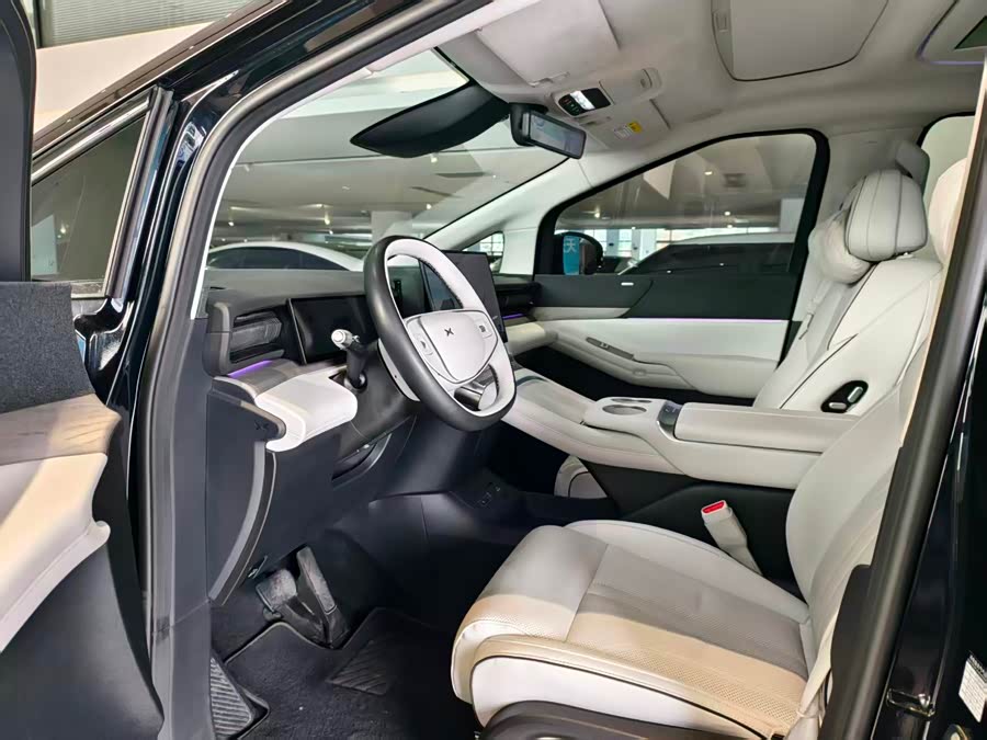 Xpeng X9 2024 صورة سيارة #6