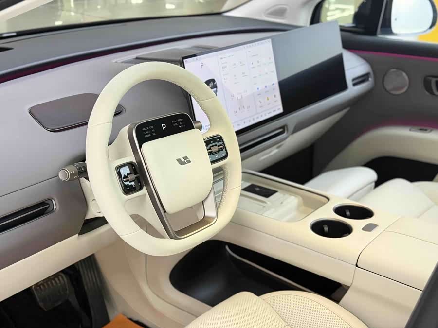 Li i8 2025 image de voiture #6