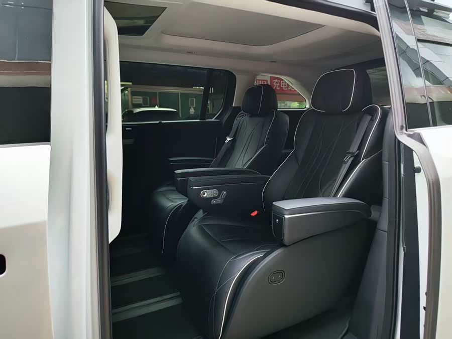 Xpeng X9 2024 صورة سيارة #6