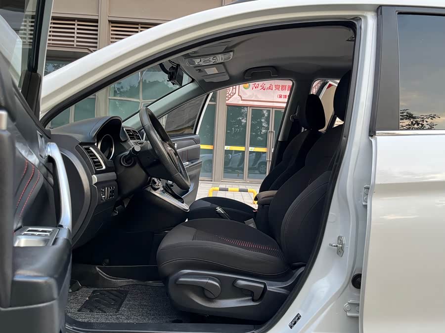 HongQi GuoYue #6 HongQi GuoYue image de voiture #6