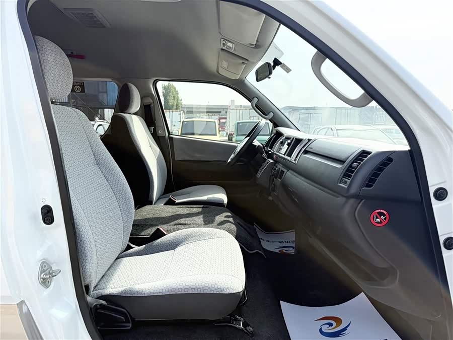 Toyota Hiace 2015 car image #6