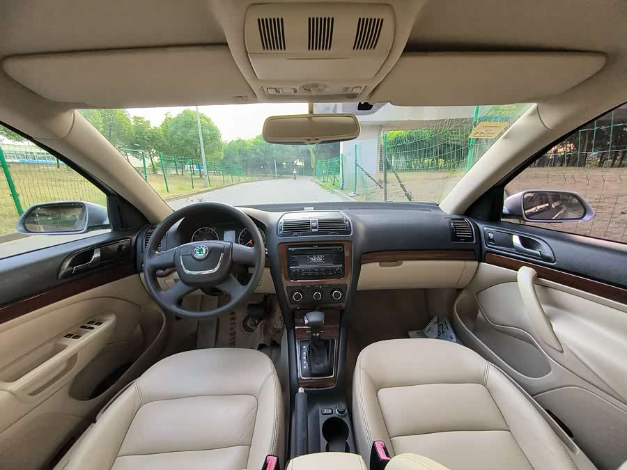 Skoda Octavia 2010 car image #6