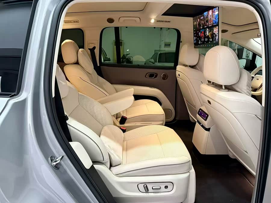 Li i8 2025 image de voiture #6