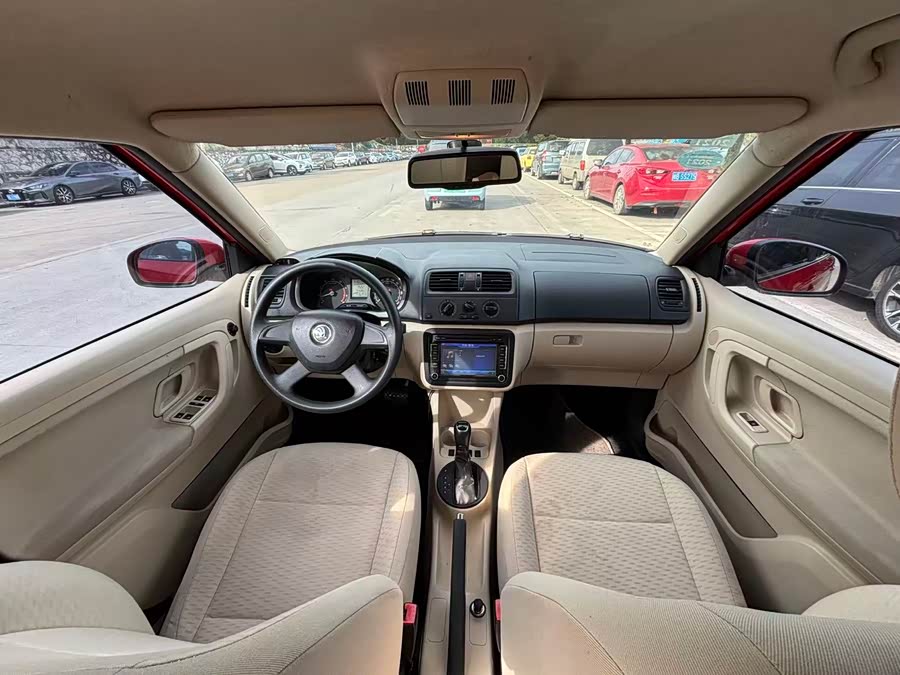 Skoda Fabia 2015 изображение автомобиля #6