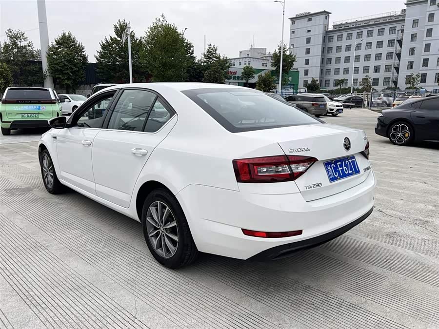 Skoda Octavia 2018 car image #6