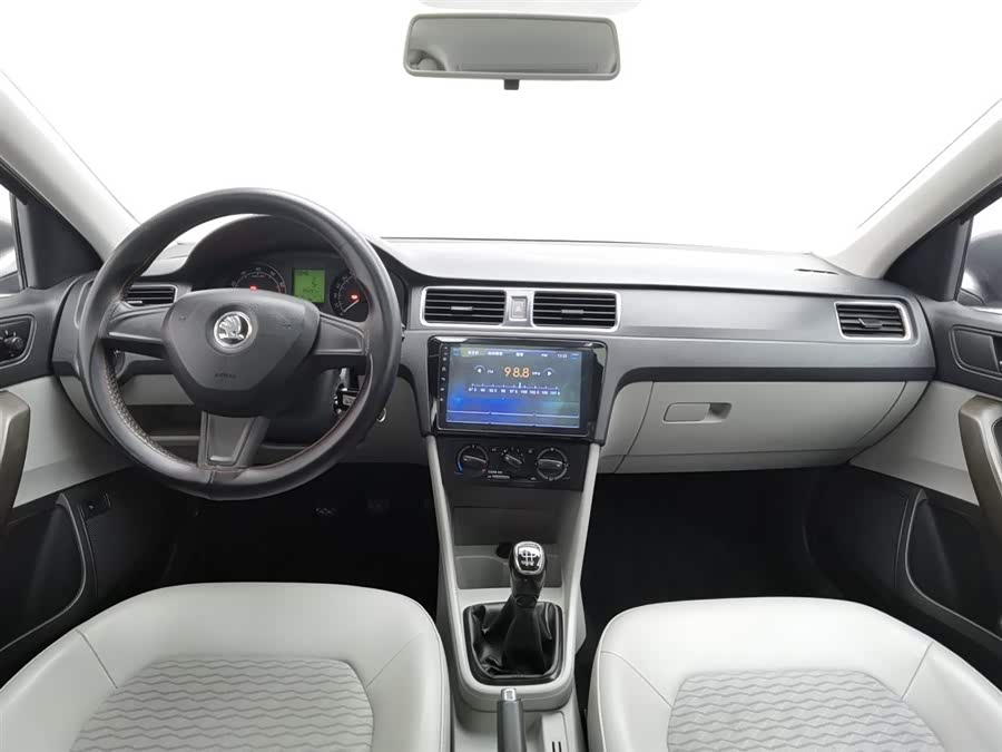 Skoda Rapid 2017 car image #6
