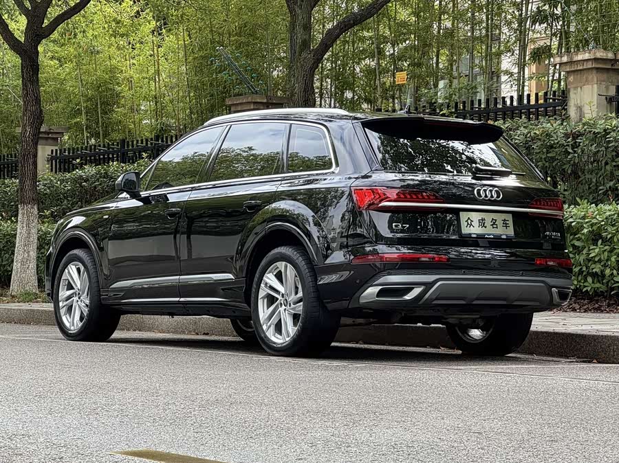 Audi Q7 2023 car image #6
