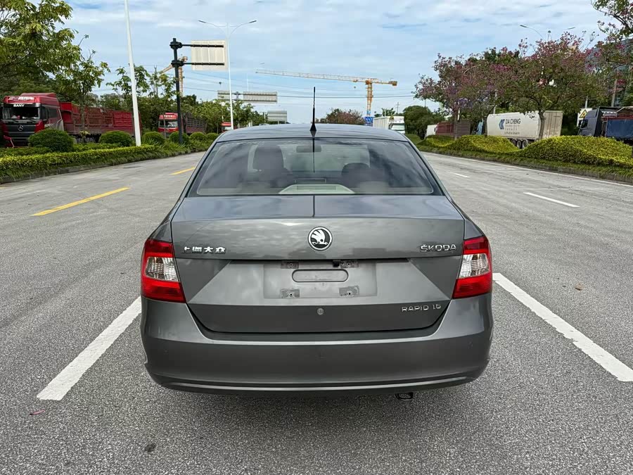 Skoda Rapid 2013 car image #6
