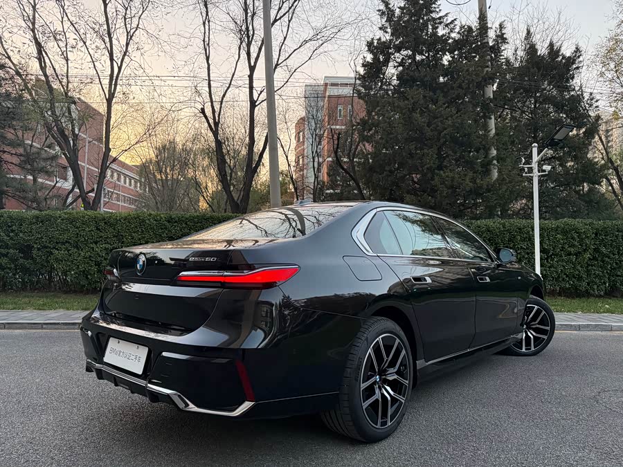 BMW i7 2024 car image #6
