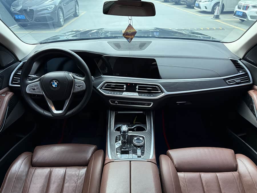 BMW X7 2020 car image #6