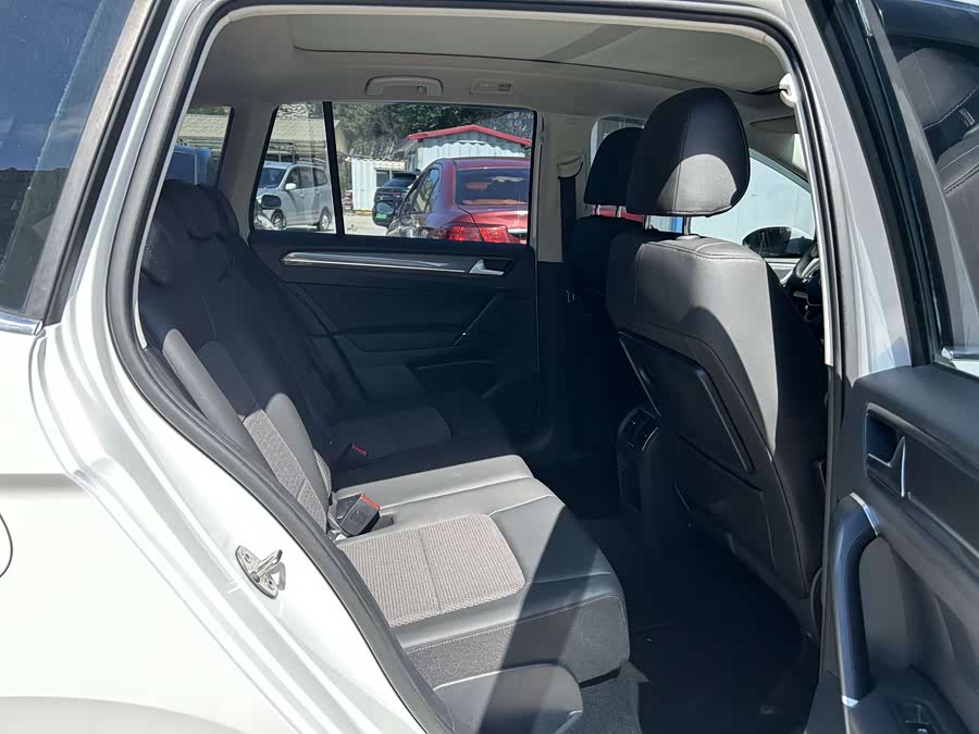 Volkswagen Golf Sportsvan 2018 car image #6